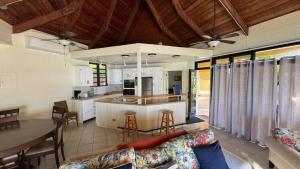 Giường trong phòng chung tại St. Croix 4 BR Beach Villa | Explorer's Paradise