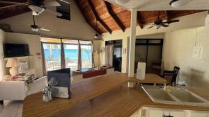 TV/trung tâm giải trí tại St. Croix 4 BR Beach Villa | Explorer's Paradise