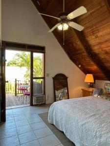 Giường trong phòng chung tại St. Croix 4 BR Beach Villa | Explorer's Paradise