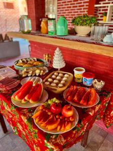 uma mesa cheia de pratos de comida numa mesa em Pousada Brisa Mineira em Cascavel