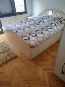 Villa Karetka Orizari في Orizari: وجود سرير على أرضية خشبية