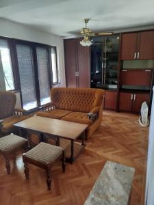 Villa Karetka Orizari في Orizari: غرفة معيشة بها أريكة وطاولة +12 صورة