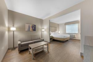 Ένα ή περισσότερα κρεβάτια σε δωμάτιο στο Best Western Plus Killeen - Fort Cavazos Hotel & Suites +34 φωτογραφίες