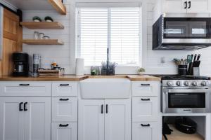 Кухня или мини-кухня в Peaceful Tiny Home
