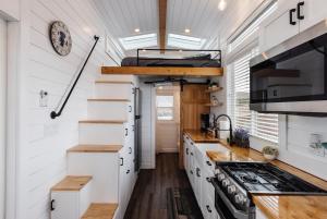 Кухня или мини-кухня в Peaceful Tiny Home
