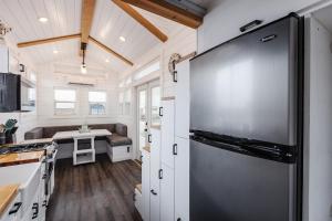 Кухня или мини-кухня в Peaceful Tiny Home
