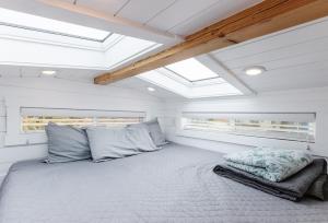 Гостиная зона в Peaceful Tiny Home +7 фотографий