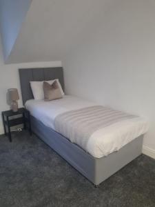 En eller flere senge i et værelse på Homestay Sunderland