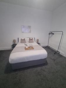 En eller flere senge i et værelse på Homestay Sunderland