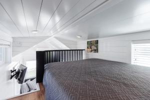 Кровать или кровати в номере Zion Red-Rock Romance Tiny Home for Two