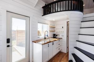 Кухня или мини-кухня в Zion Red-Rock Romance Tiny Home for Two
