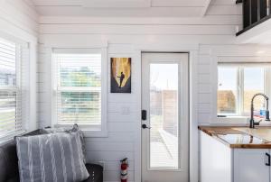 Кухня или мини-кухня в Zion Red-Rock Romance Tiny Home for Two
