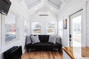 Гостиная зона в Zion Red-Rock Romance Tiny Home for Two +21 фотография