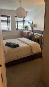 Una cama o camas en una habitación de Wallington Green, near station, 30 min to London Bridge, 27 min to LDN Victoria