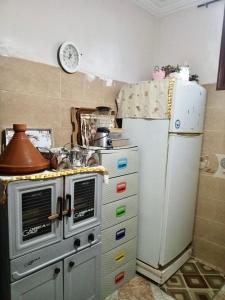 Appartement في Benguerir: مطبخ مع موقد قديم وثلاجة +8 صور