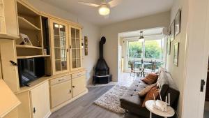 Μια τηλεόραση ή/και κέντρο ψυχαγωγίας στο Apartamento perto da Rua Coberta em Gramado centro