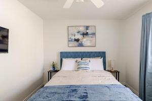 Giường trong phòng chung tại TX Home Away Large Patio, Smart TVs, FAST WiFi