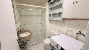 Ένα μπάνιο στο Apartamento perto da Rua Coberta em Gramado centro