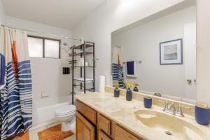 Phòng tắm tại TX Home Away Large Patio, Smart TVs, FAST WiFi +21 ảnh