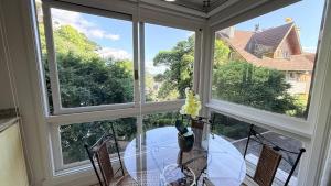 Μπαλκόνι ή βεράντα στο Apartamento perto da Rua Coberta em Gramado centro +9 φωτογραφίες