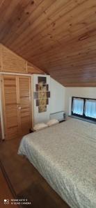 Ένα ή περισσότερα κρεβάτια σε δωμάτιο στο Mansarda Anna e Marco