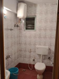 a bathroom with a toilet and a sink at Edassery Cokkers tower in Kodaikānāl