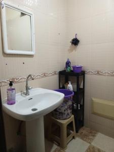 Appartement في Benguerir: حمام مزود بحوض ومِرآة