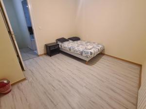 Un pequeño dormitorio con una cama y una mesa. en Large house near Mérignac Airport, en Mérignac