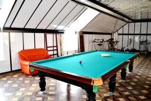 Biliár nebo kulečník v ubytování Shohkand Hotel