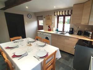 Køkken eller tekøkken på Les Pierris near F1 circuit