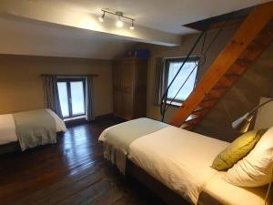 En eller flere senge i et værelse på Les Pierris near F1 circuit