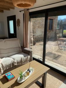 un soggiorno con un divano e un tavolo di Le refuge de César a Pouzac Altre 30 foto