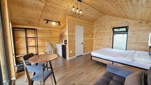 Postel nebo postele na pokoji v ubytování Aiwa Eco Hotel