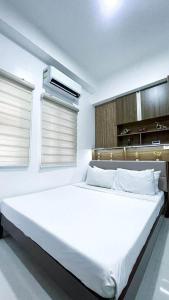 Giường trong phòng chung tại WV Tower Unit 617 6th Floor