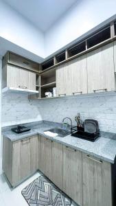 Nhà bếp/bếp nhỏ tại WV Tower Unit 617 6th Floor