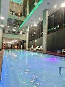 Una gran piscina con agua azul en un edificio. en Urban Park Apartments, en Durban