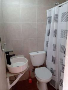 een kleine badkamer met toilet en wastafel bij Mi casa querida in Mar de Ajó