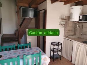 een keuken met een tafel en stoelen in een kamer bij Mi casa querida in Mar de Ajó