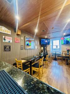 Un bar con mesas y sillas en un restaurante. en The Waterfront, en Portpatrick 43 fotos más