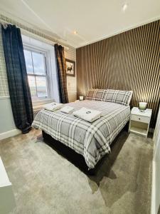 Un dormitorio con una cama y una ventana en The Waterfront, en Portpatrick