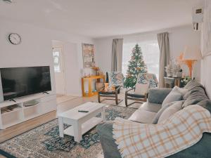 Μια τηλεόραση ή/και κέντρο ψυχαγωγίας στο Yuan's Cozy 4BR House in Charlottetown