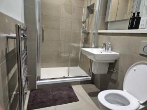 Un baño de London Heathrow Luxury Studio Flat -Fully Equipped