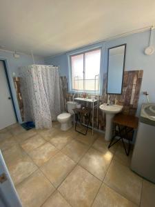 Hermosa casa en Quillón : حمام مع مرحاض ومغسلة