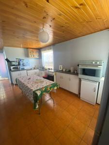 Hermosa casa en Quillón : مطبخ مع طاولة في منتصفه