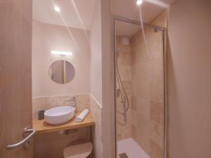 Ένα μπάνιο στο Séjour de luxe au Moulin de Bouchereau : Nature & Détente - FR-1-581-159