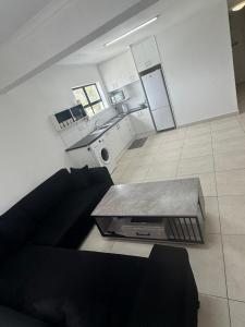 une cuisine avec une cuisinière et une table dans une pièce dans l'établissement Shine house, à Somerset West