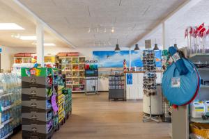 Et supermarked eller andre butikker på campingpladsen eller i nærheden