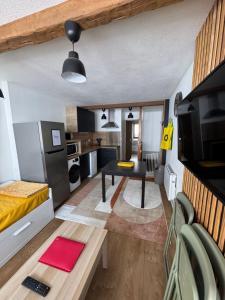 a small apartment with a kitchen and a living room at Appartements pied des pistes - Résidence Mongie - Tourmalet in La Mongie
