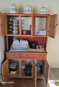 Enjoy Canastra في ديلفينوبوليس: خزانة خشبية مليئة بالأطباق والأطباق