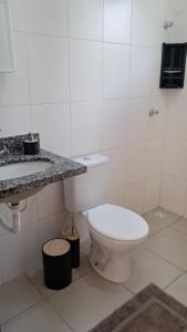 Enjoy Canastra في ديلفينوبوليس: حمام أبيض مع مرحاض ومغسلة +4 صور